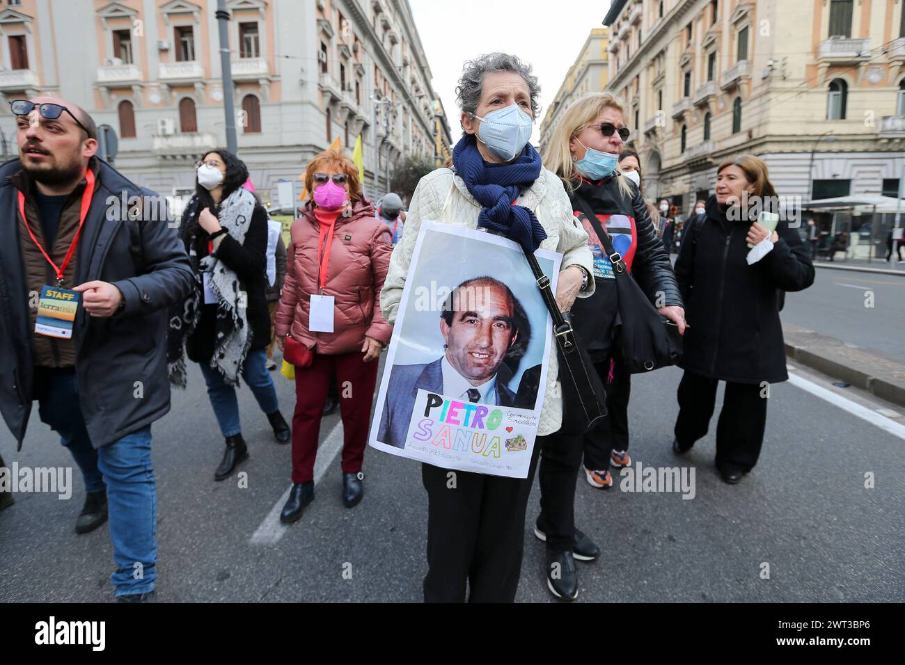 Eine Frau, die ein Plakat mit dem Bild eines Opfers von Verbrechen hält, während der nationalen Demonstration in Neapel zum Gedenken an die unschuldigen Opfer der Ma Stockfoto