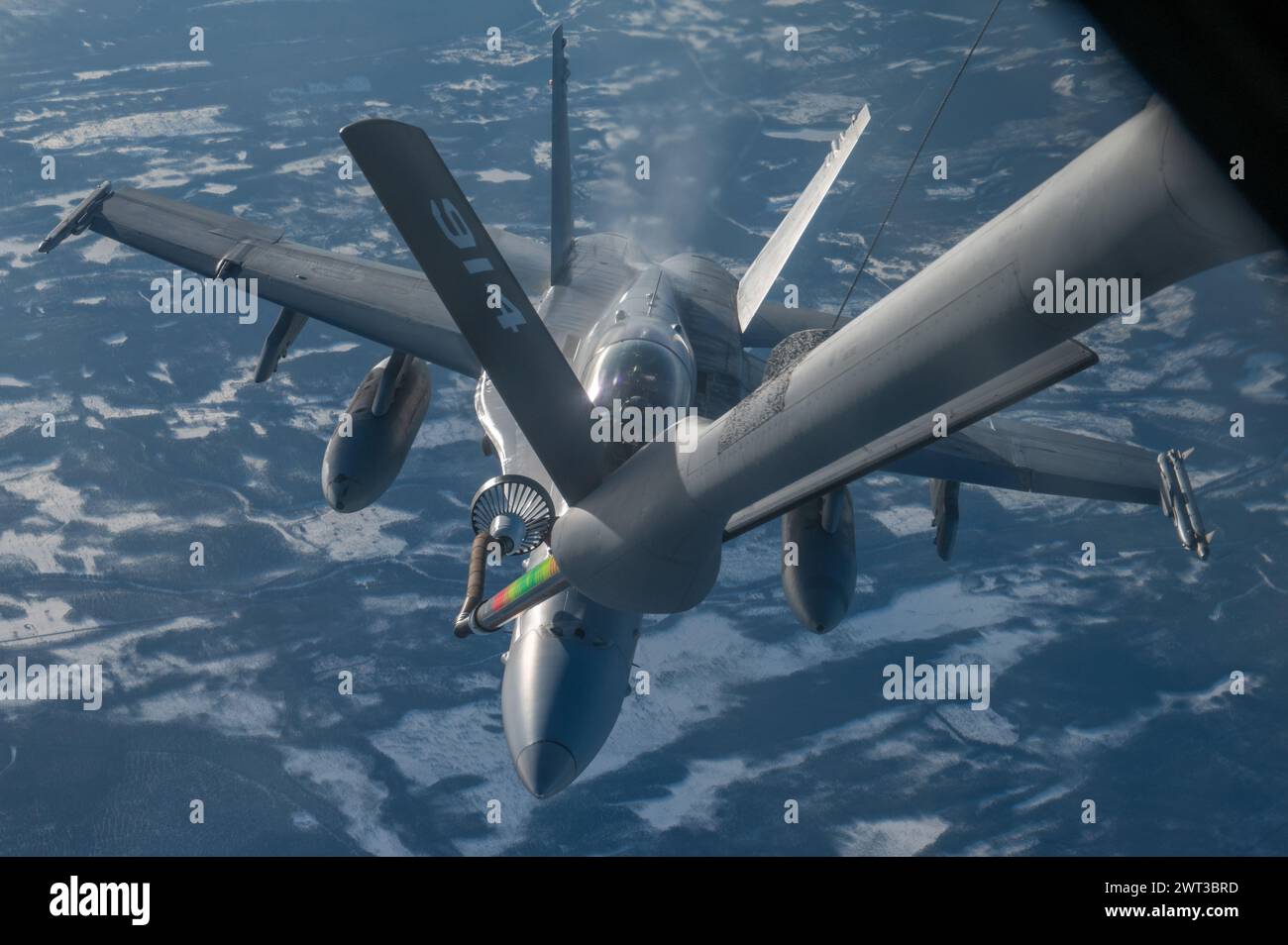 Eine F/A-18 Hornet des U.S. Marine Corps, die der Marine Fighter Attack Squadron (VMFA) 312, 2. Marine Aircraft Wing, zugeordnet ist, erhält Treibstoff Stockfoto