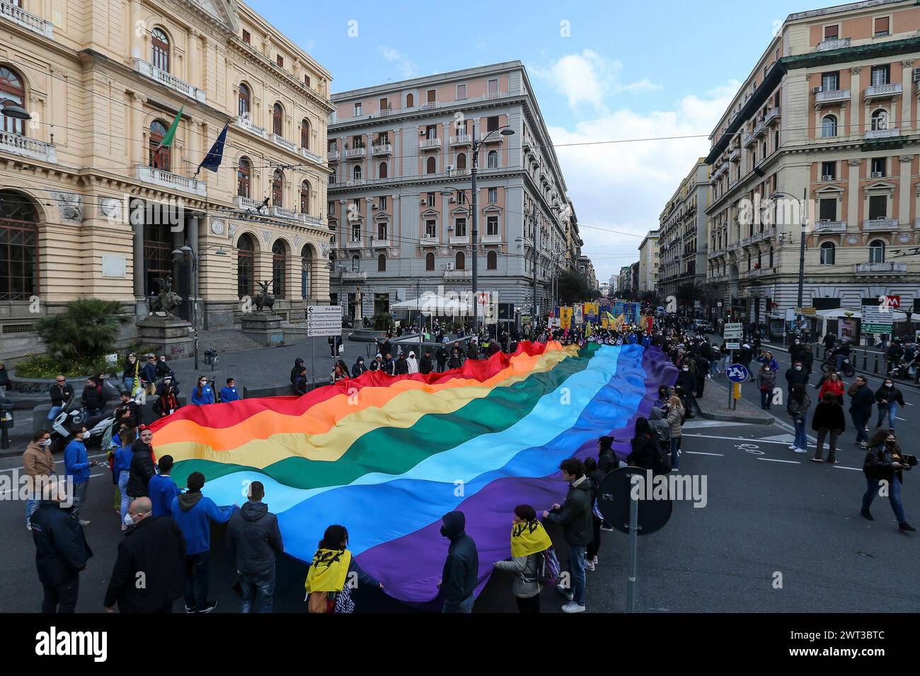 Menschen mit einer riesigen Friedensflagge während der nationalen Demonstration in Neapel zum Gedenken an die unschuldigen Opfer der Mafia, die von der 'Lib' organisiert wurde Stockfoto