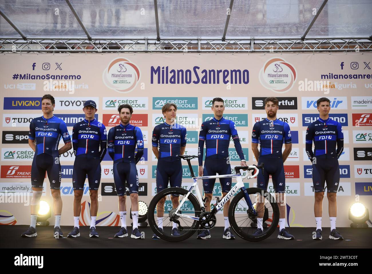 Pavia, Italien. März 2024. TEAM Groupama-FDJ während der Teampräsentation beim Herren-Elite-Rennen des eintägigen Radrennens von Milano - Sanremo (288 km) von Pavia nach Sanremo - Nordwest-Italien - Freitag, 15. März 2024. Sport - Radsport . (Foto: Fabio Ferrari/LaPresse) Credit: LaPresse/Alamy Live News Stockfoto