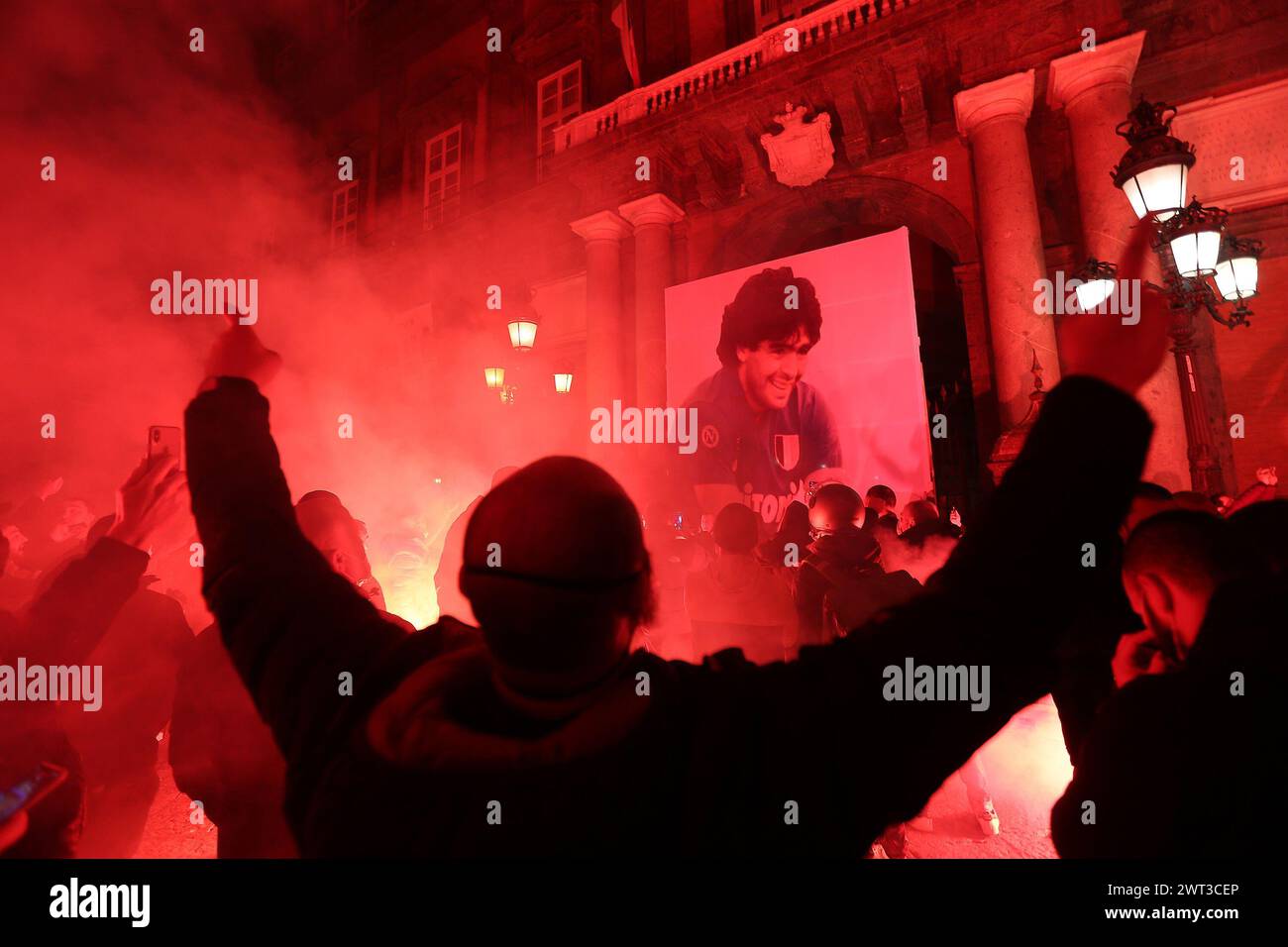 Fans von Diego Armando Maradona, mit Rauchbomben vor dem Königspalast auf dem Plebiscito-Platz in Neapel und einem riesigen Foto des Champions, Tag A Stockfoto