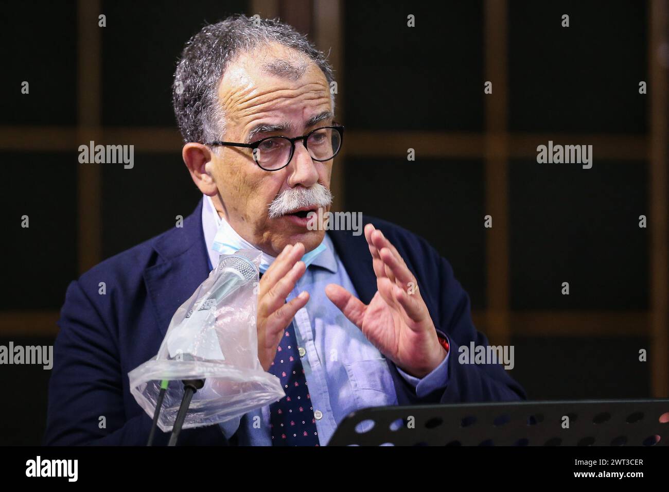 Der Politiker der Artikel-Einpartei, Sandro Ruotolo, während der Pressekonferenz zur Unterstützung des Kandidaten für den Bürgermeister von Neapel, Gaetano Manfredi. Stockfoto