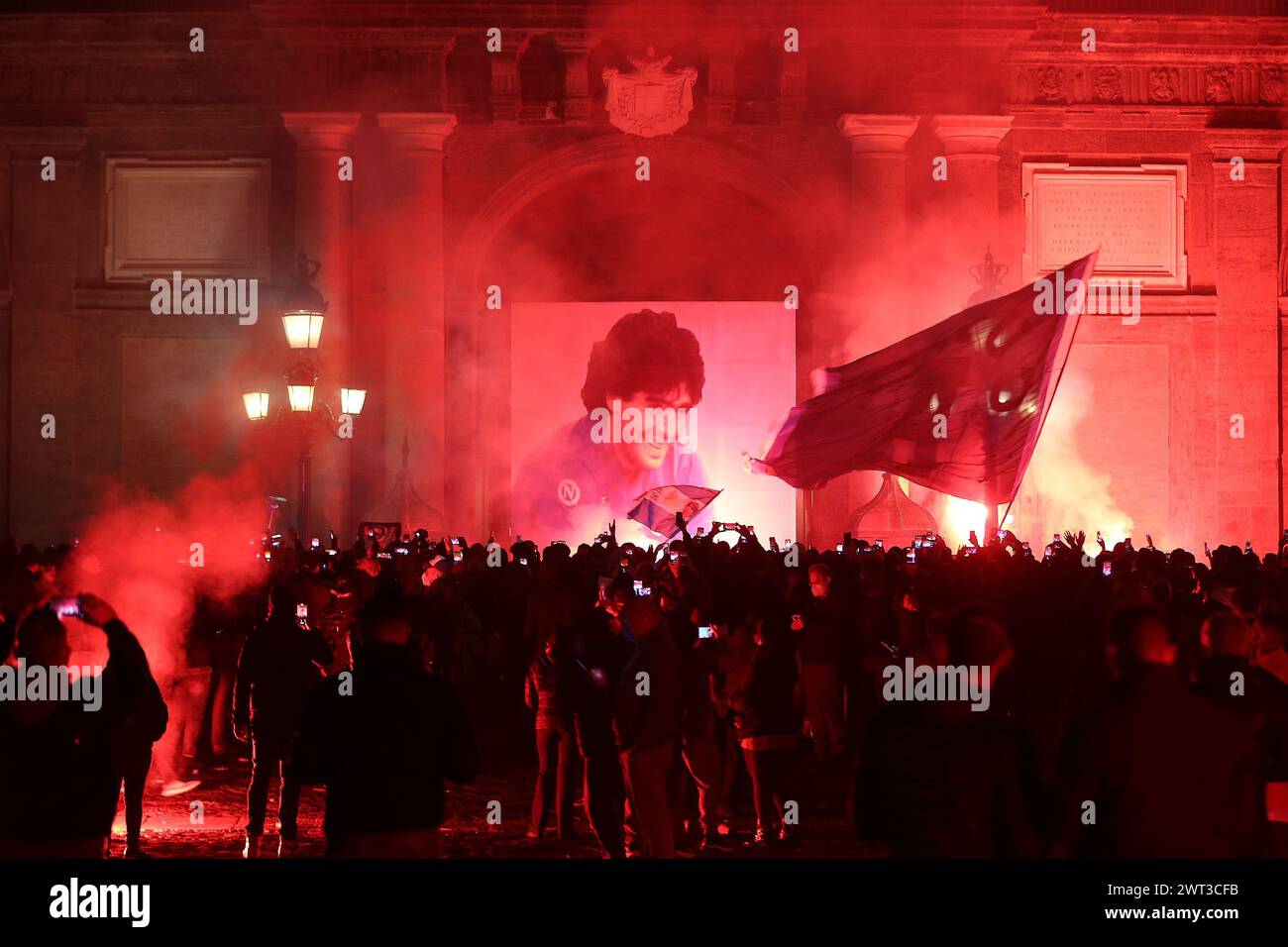 Fans von Diego Armando Maradona, mit Rauchbomben vor dem Königspalast auf dem Plebiscito-Platz in Neapel und einem riesigen Foto des Champions, Tag A Stockfoto