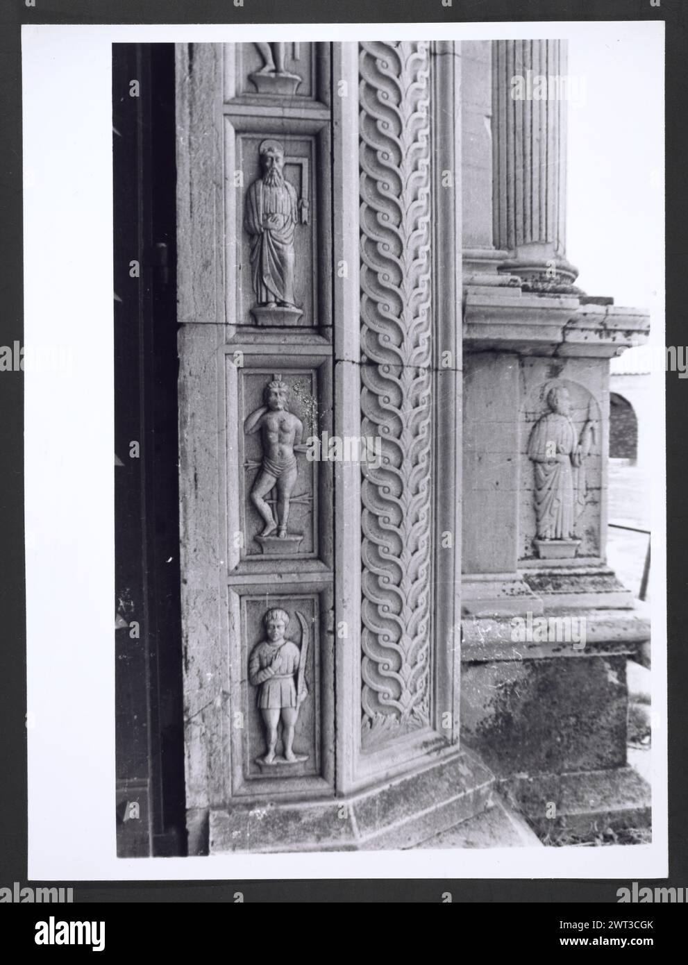 Marches Macerata Visso Santuario di Macereto6. Hutzel, Max 1960-1990 Außenaufnahmen des Tempels und anderer Gebäude im Heiligtum-Komplex. Der Tempel ist im Stil von Bramante gehalten, wurde aber von Giovanni Battista da Lugano entworfen. Es gibt viele Fotos der äußeren architektonischen Details. Innenfotos zeigen den Gewölbe und die Kuppel sowie den „Tempietto“ oder Baldacchino im klassischen Stil, der unter der Kuppel steht. Objektnotizen: Hutzel Foto Kampagnennotizen sind undatiert. Der in Deutschland geborene Fotograf und Gelehrte Max Hutzel (1911–1988) fotografierte in Italien von den frühen 1960er Jahren bis zu seinem Tod Stockfoto