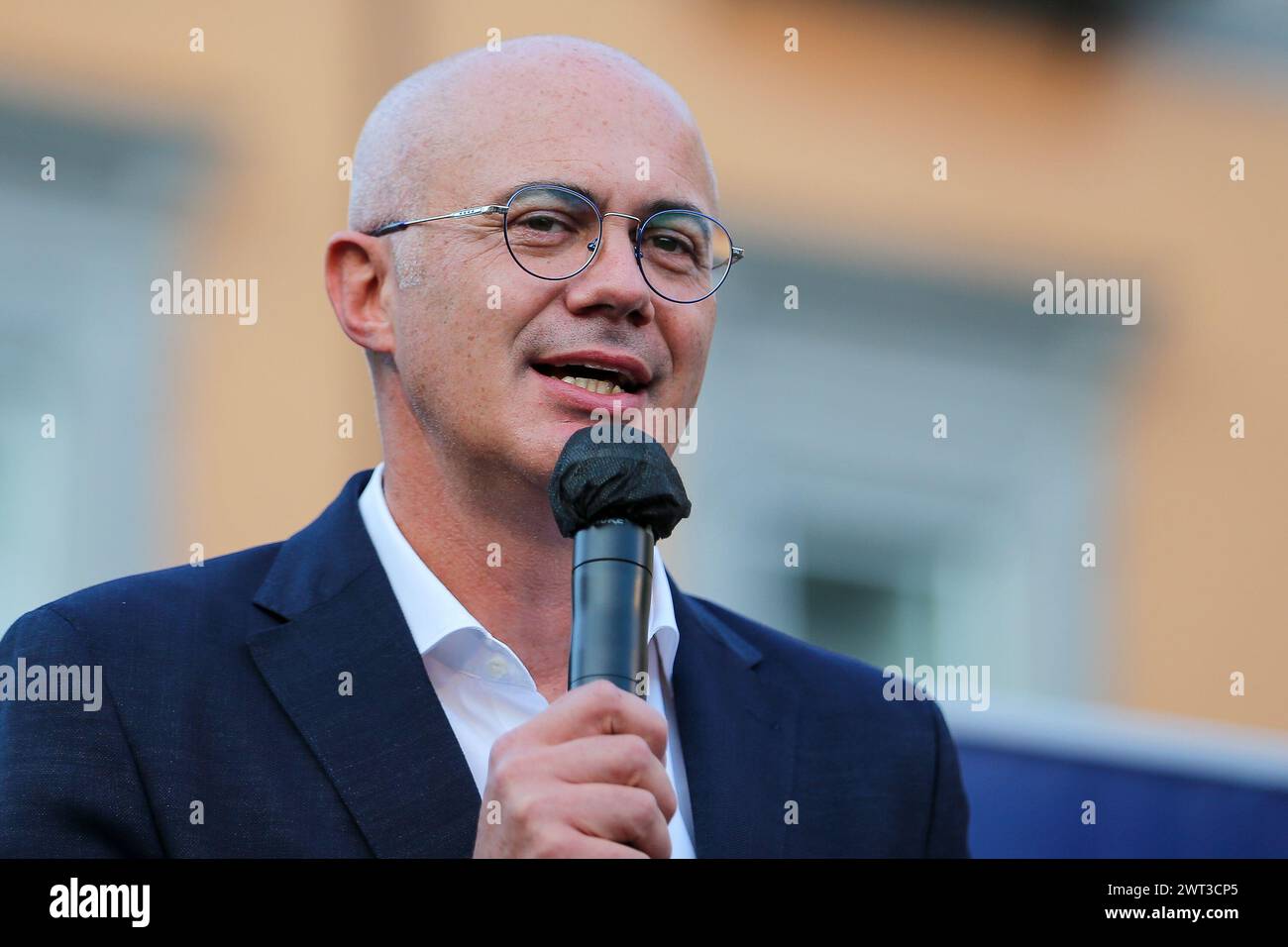 Federico D'Incà, Minister für Beziehungen zum parlament, während einer politischen Kundgebung für die Verwaltungswahlen in Neapel auf dem Dante-Platz. Stockfoto