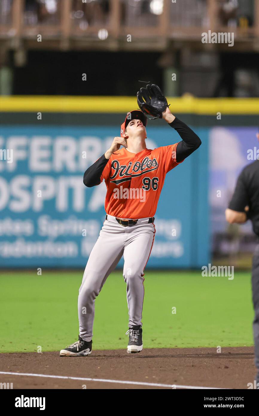 Bradenton, FL: Baltimore Orioles dritter Baseman Coby Mayo (96) fängt während eines MLB-Frühjahrstrainings gegen die Pittsburgh Pirates auf Ma ein Stockfoto