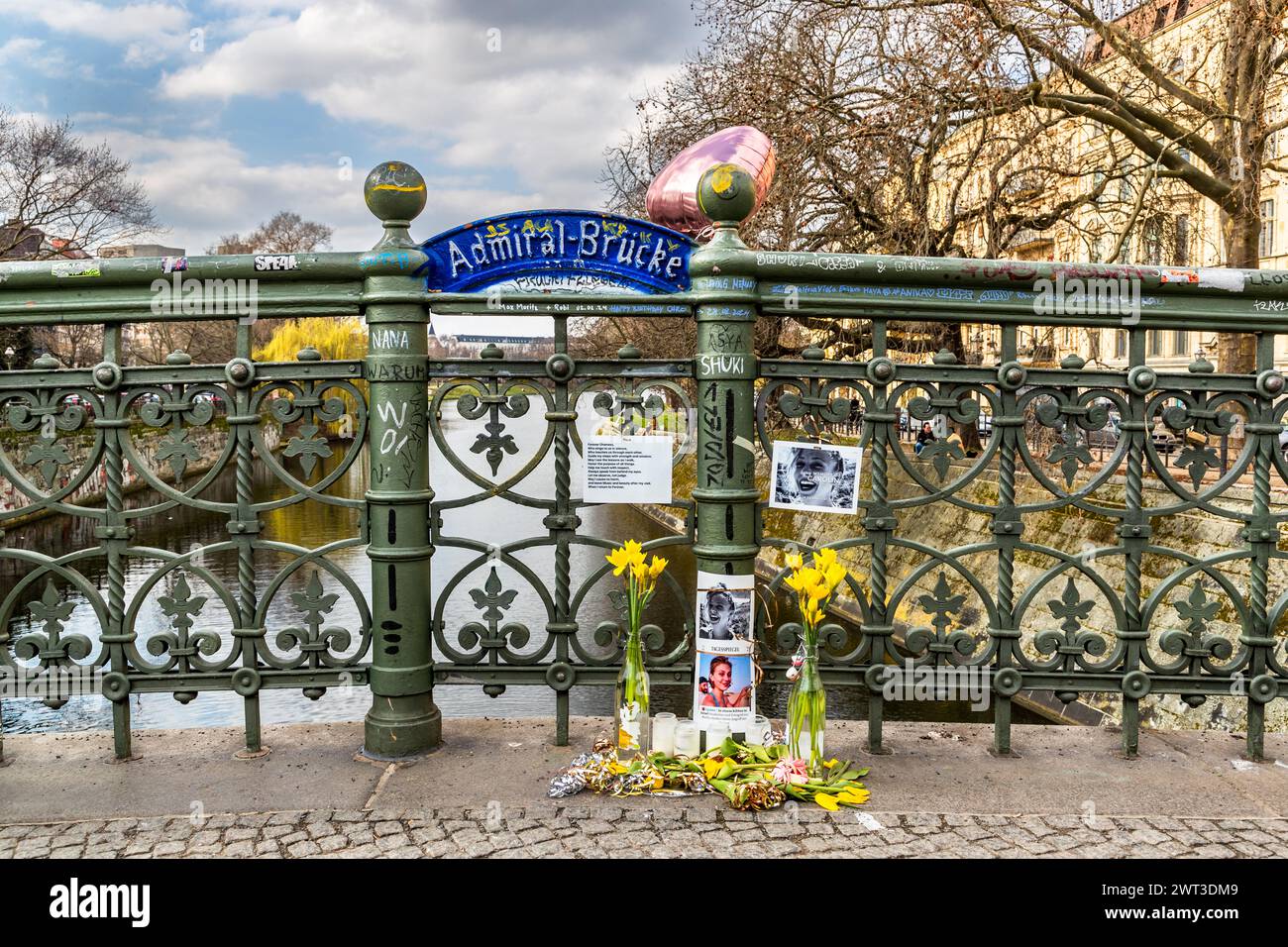 Gedenkstätte auf der Admiralbrücke über den Berliner Landwehrkanal nach Carolin, der am 7. Oktober 2023 Opfer eines Terroranschlags der Hamas wurde Stockfoto