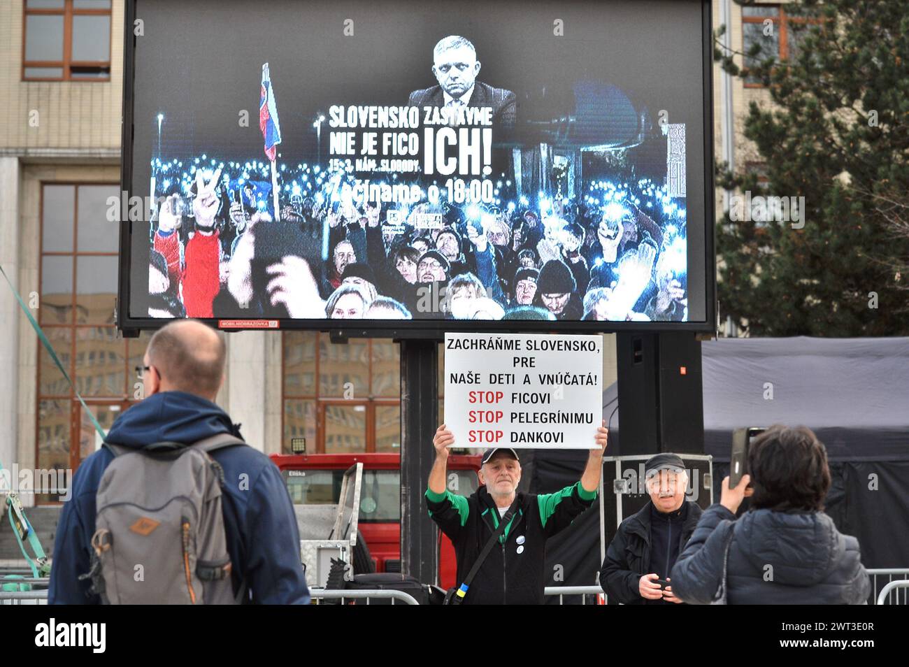 Bratislava, Slowakei. März 2024. Die Demonstration gegen die Politik der Regierung Robert Fico, die von den Oppositionsparteien Progressive Slovakia (PS) und Freiheit und Solidarität (SAS) aufgerufen wurde, fand am 15. März 2024 auf dem Freiheitsplatz in Bratislava, Slowakei, statt. Quelle: Patrik Uhlir/CTK Photo/Alamy Live News Stockfoto