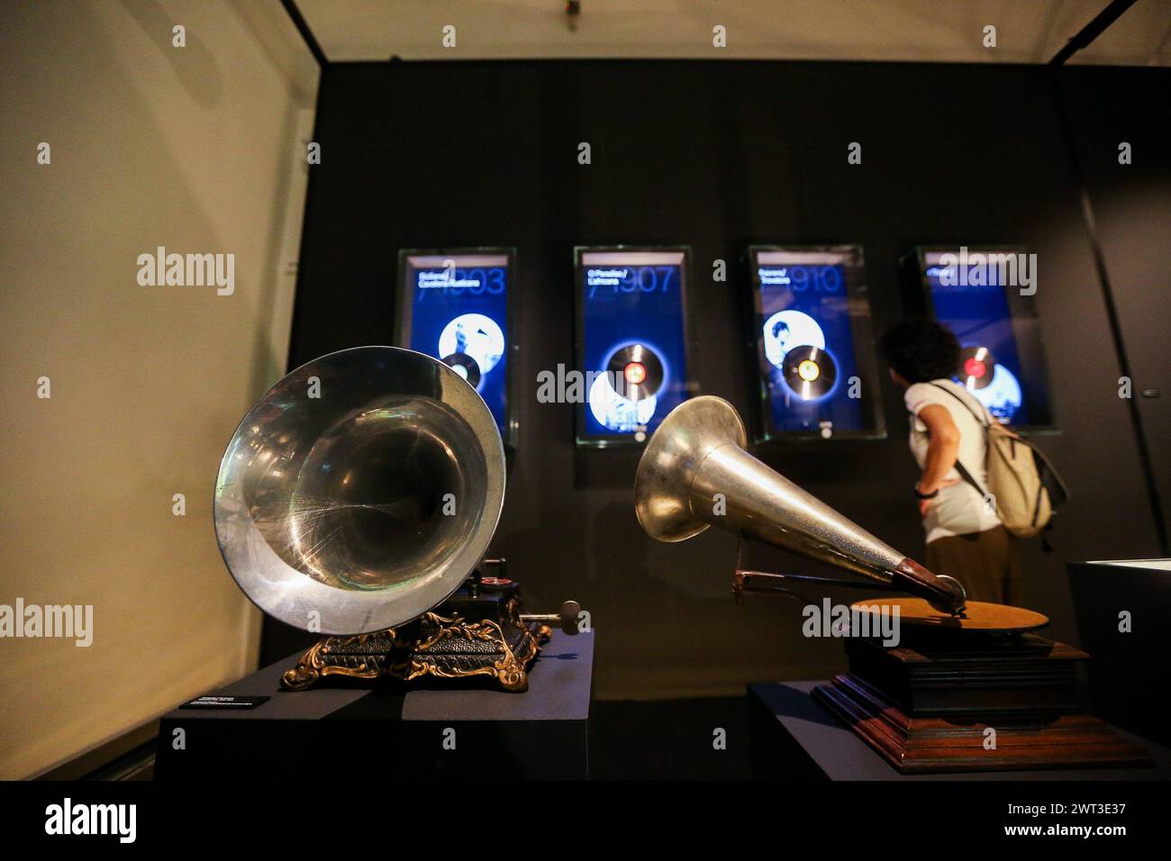 Blick auf das Caruso Museum, mit zwei Grammophonen, die dem berühmten italienischen Tenor Enrico Caruso gewidmet sind, im Inneren des Königspalastes in Neapel. Stockfoto