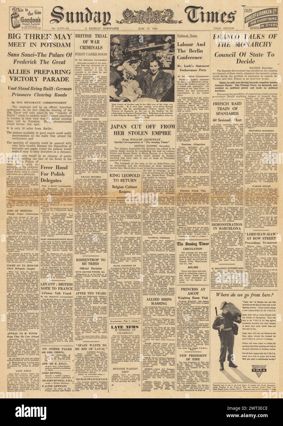 Die Titelseite der Sunday Times 1945 berichtet, dass sich die drei Großen in Potsdam treffen, die Kriegsverbrecherprozesse beginnen, Japan abgeschnitten hat und Franco von Monarchie spricht Stockfoto