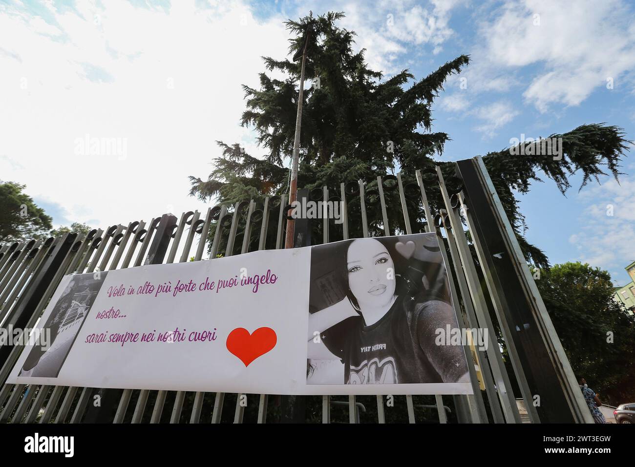 Ein Banner, das vor der Kirche der Beerdigung von Maria Paola Gaglione hängt, dem Mädchen, das von ihrem Bruder getötet wurde, der ihre Beziehung nicht ertragen konnte Stockfoto