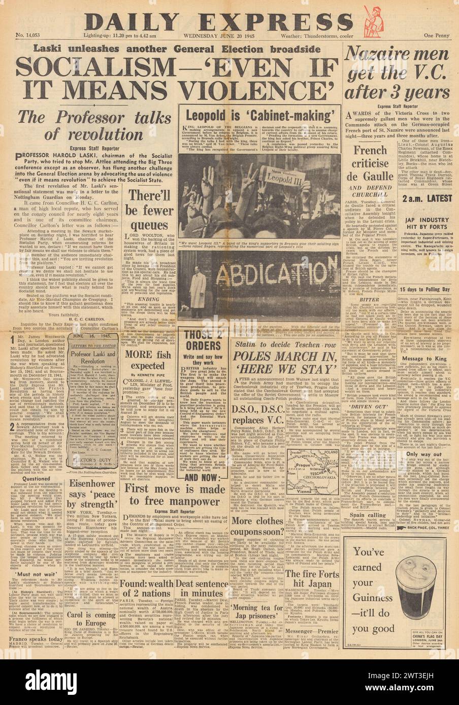 1945 Daily Express-Titelseite berichtet, dass die Razzien von St. Nazaire mit VC ausgezeichnet wurden und Laski plädiert für Gewalt, um den Sozialismus herbeizuführen Stockfoto
