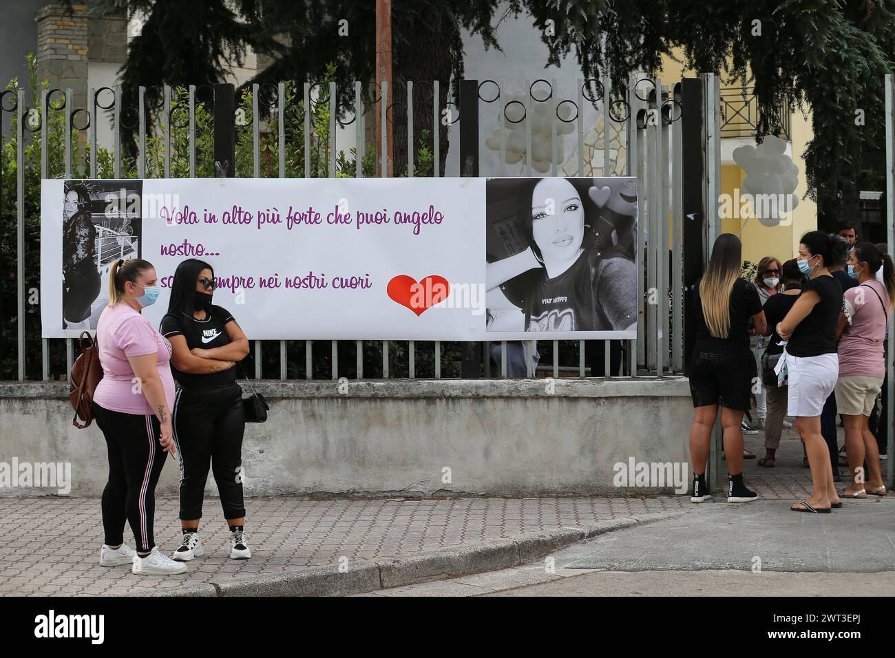 Ein Banner, das vor der Kirche der Beerdigung von Maria Paola Gaglione hängt, dem Mädchen, das von ihrem Bruder getötet wurde, der ihre Beziehung nicht ertragen konnte Stockfoto