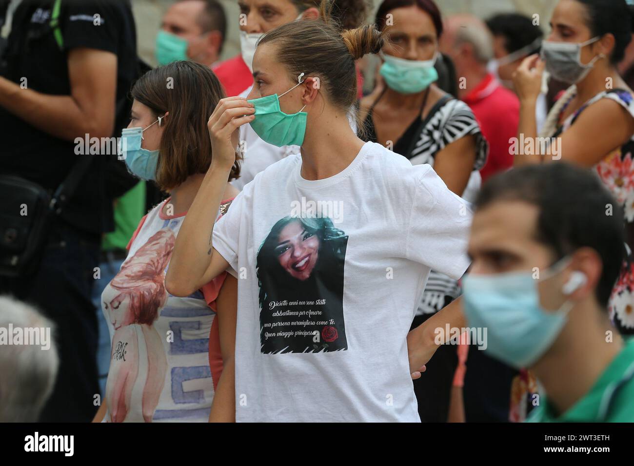 Ein Mädchen trägt T-Shirts, mit dem Foto von Maria Paola Gaglione, während der Beerdigung des Mädchens, das von ihrem Bruder getötet wurde, der ihre Verwandtschaft nicht ertragen konnte Stockfoto