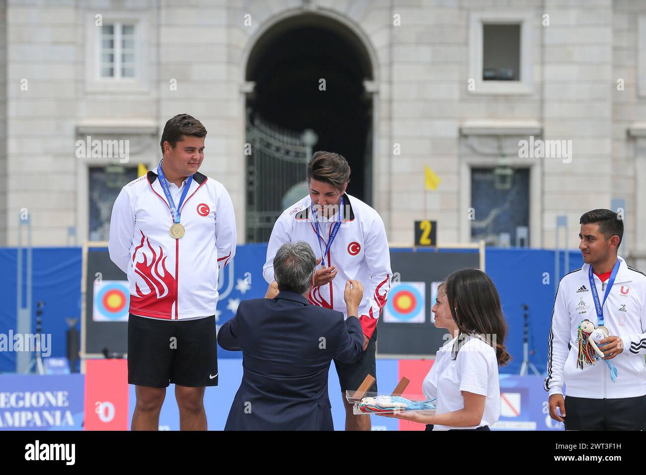 Suleyman Arazaz und Muhammed Yetim aus der Türkei, als sie die Goldmedaille erhielten, die sie für den Bogenschießwettbewerb des Compound Team gewann, für die Universiade 2019. Stockfoto