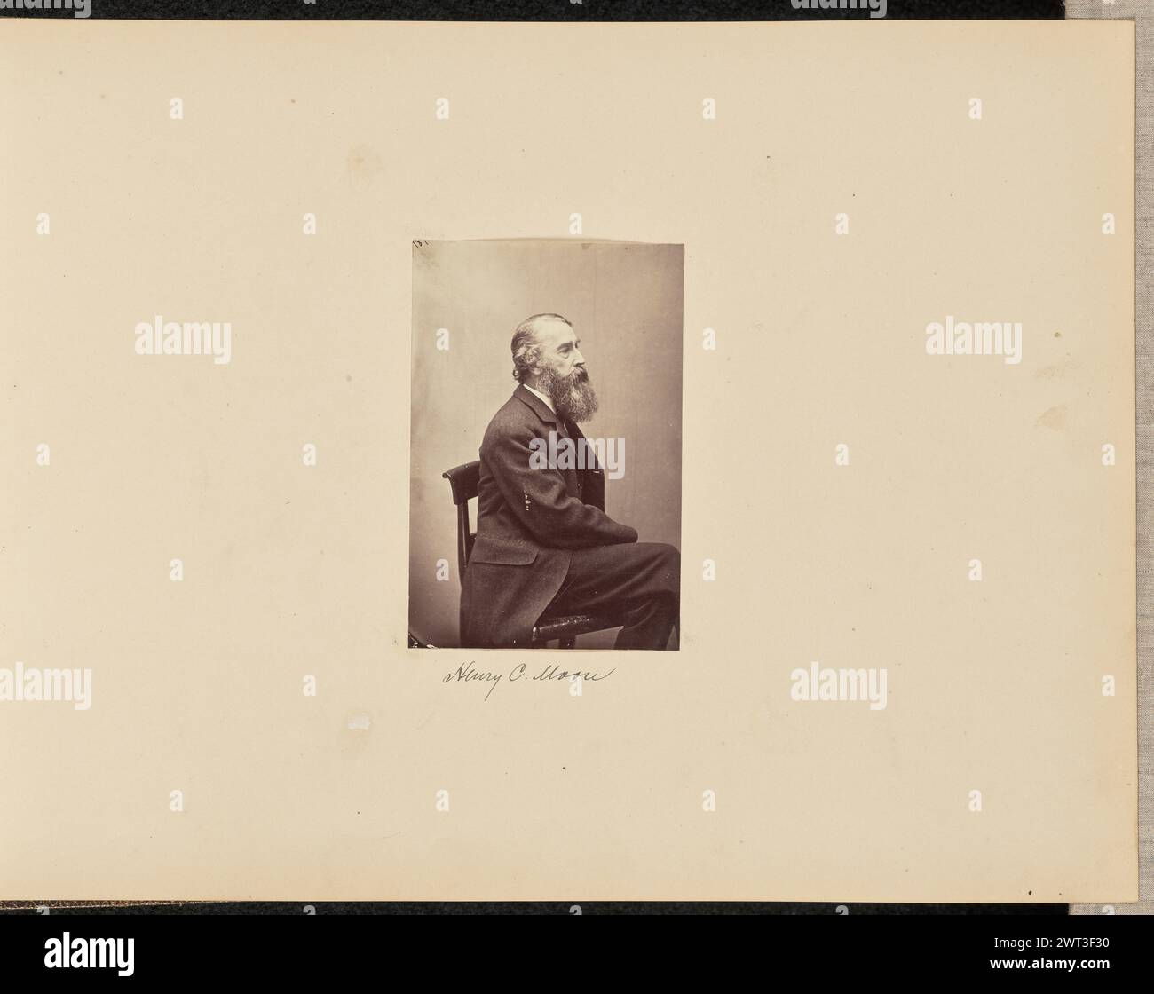 Henry C. Moore. Möglicherweise Charles de Rham, Fotograf (Amerikaner, 1822–1909) oder Unknown, Fotograf um 1860–1865 Porträt eines älteren bärtigen Mannes, der auf einem Stuhl sitzt. Er sieht nach rechts und sieht im Profil. (Recto, Mount) unten in der Mitte, schwarze Tinte: „Henry C. Moore“; (rückseitig, Mount) unten links, Bleistift: „A24.51“; Stockfoto