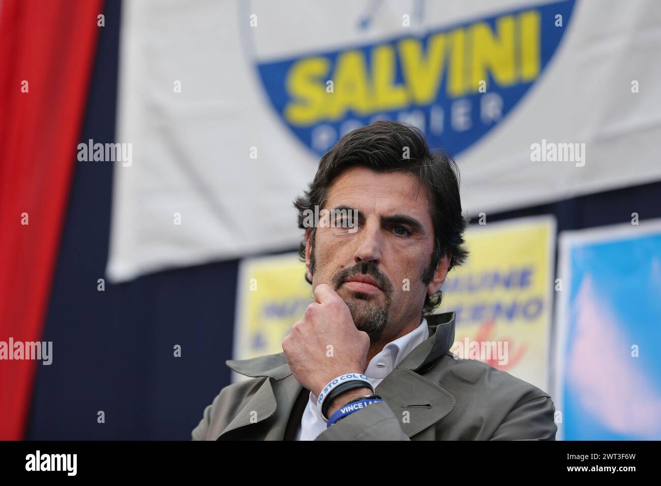 Der Vertreter der politischen Partei der Liga, Gianluca Cantalamessa, vor der Ankunft des Innenministers Matteo Salvini für einen po Stockfoto