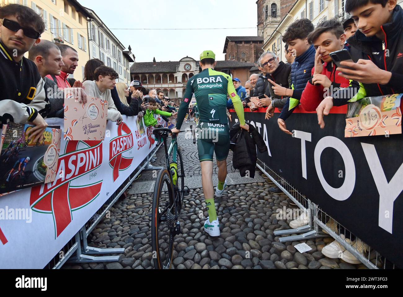 Pavia, Italien. März 2024. Teampräsentation beim Herren-Elite-Rennen des eintägigen Radrennens Milano - Sanremo (288 km) von Pavia nach Sanremo - Nordwestitalien - Freitag, 15. März 2024. Sport - Radsport . (Foto: Gian Mattia D'Alberto/LaPresse) Credit: LaPresse/Alamy Live News Stockfoto