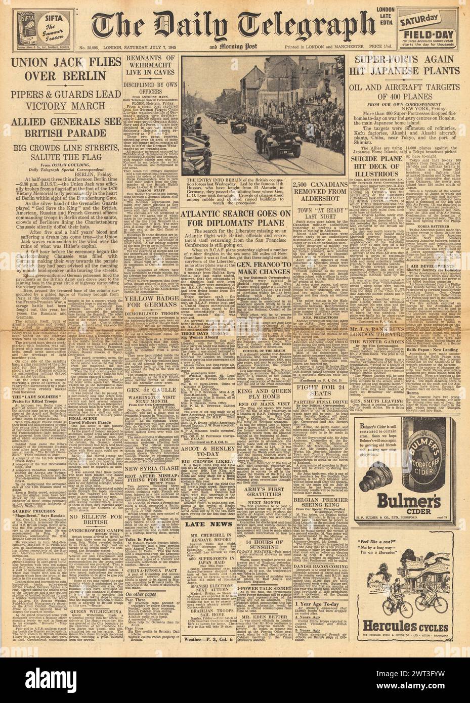 1945 die Titelseite des Daily Telegraph berichtet von einer Parade der britischen Truppen in Berlin, einer Bombe der US Air Force Japan, der Suche nach dem vermissten Befreier im Atlantik und kanadischen Truppen verlassen Aldershot Stockfoto