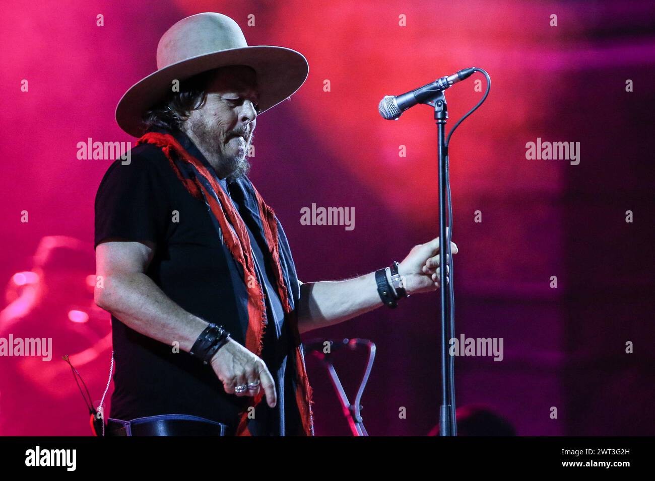 Der italienische Rocksänger Zucchero „Sugar“ Fornaciari während des World Wild Tour-Konzerts in Caserta im Königlichen Palast. Stockfoto