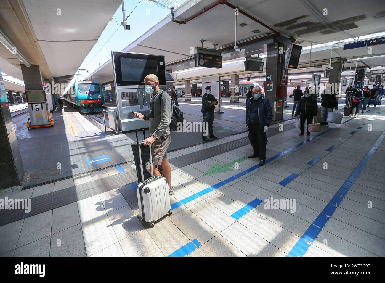 Maskierte Menschen am Bahnhof von Neapel, die aus Mailand kamen und nach der Lockerung der restriktiven Maßnahmen der italienischen Regierung umzogen Stockfoto