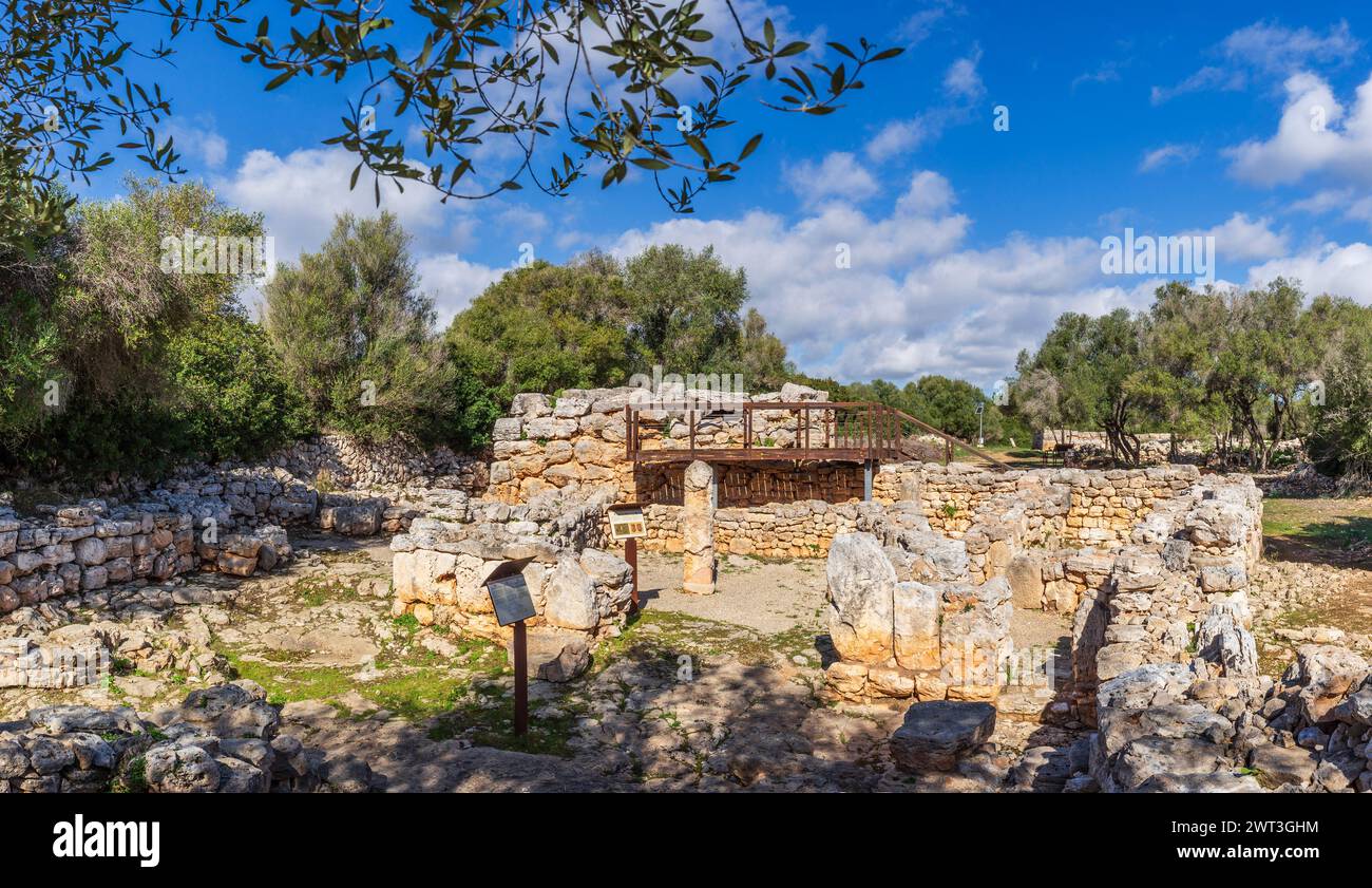 Talaiot und die Doppelhaushälften aus der talaiotischen Ära (Eisenzeit). Hospitalet Vell archäologische Stätte, Mallorca, Balearen, Spanien Stockfoto