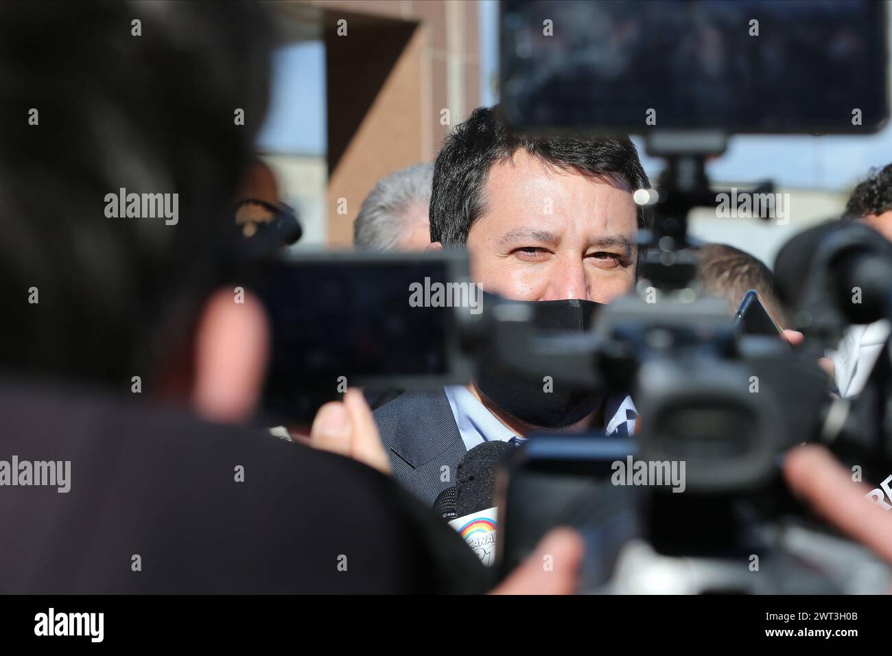 Der Führer der Liga-Partei, Matteo Salvini, mit einer Maske zum Schutz vor dem COVID-19-Coronavirus vor dem Gericht von Neapel, spricht darüber Stockfoto