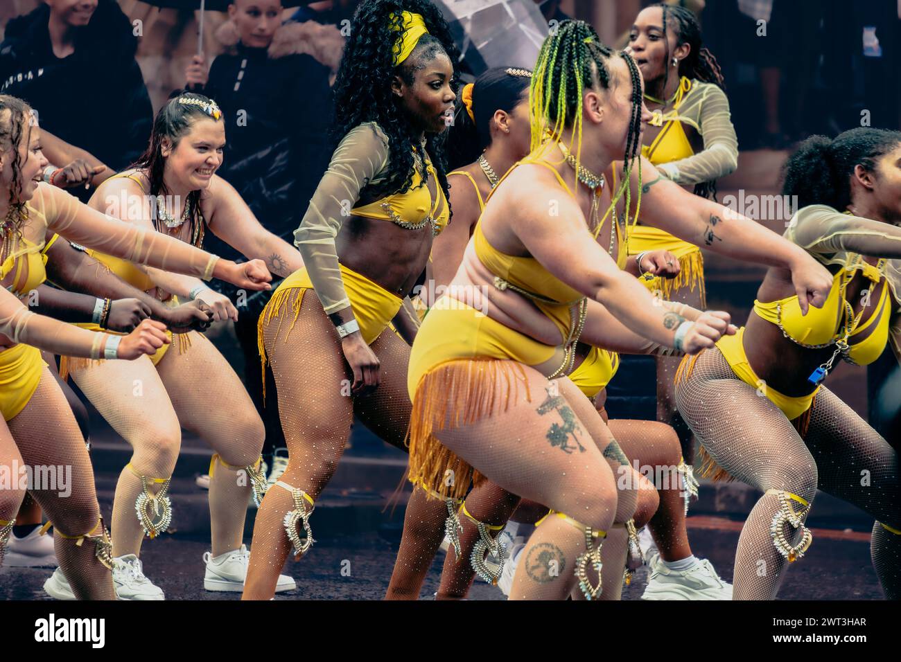 Tänzerinnen in Kostümen bei der Straßenparade für den Karneval in Leicester Stockfoto
