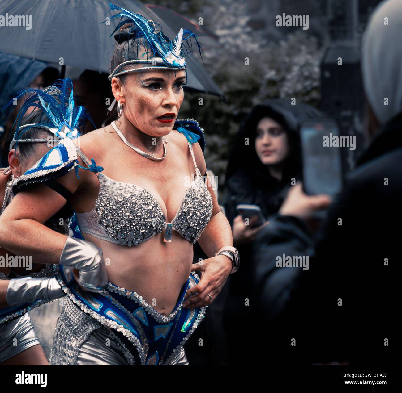 Tänzerinnen in Kostümen bei der Straßenparade für den Karneval in Leicester Stockfoto