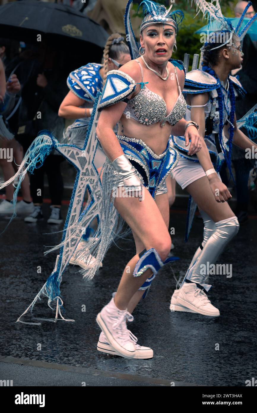 Tänzerinnen in Kostümen bei der Straßenparade für den Karneval in Leicester Stockfoto