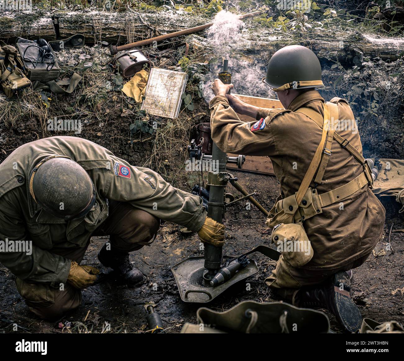 US-Soldaten aus dem 2. Weltkrieg feuern einen Mörser ab Stockfoto