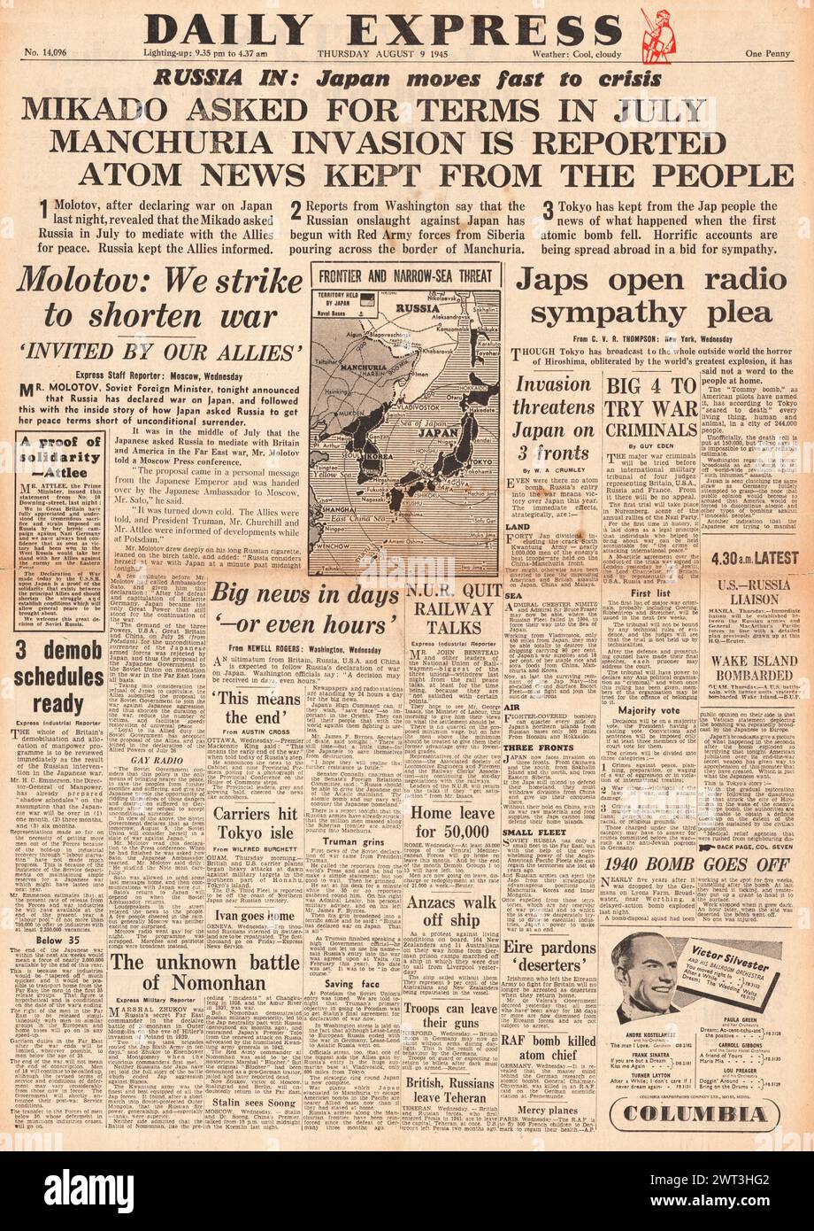 Die Titelseite des Daily Express 1945 berichtet, dass Russland in die Mandschurei einmarschiert und Nachrichten über Atombomben auf Hiroshima vor den Menschen Japans bewahrt wurden Stockfoto