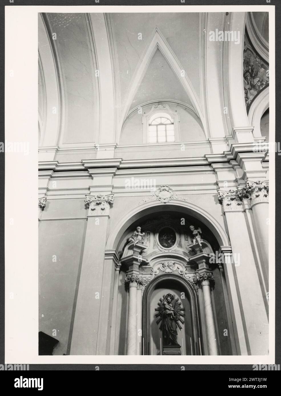 Umbria Perugia Citta della Pieve Madonna della Fatima1. Hutzel, Max 1960-1990 Außenansicht der Fassade und des Kreuzgangs aus dem 13. Jahrhundert. Innenansicht des Innenraums mit Kuppel, Fresken und barocke Altaraufsätze. Objektnotizen: Hutzel Fotokampagne Datum: 8. November 1982 Allgemeine Notizen: Der Santuario della Madonna di Fatima war früher die Kirche von S. Francesco. Der in Deutschland geborene Fotograf und Gelehrte Max Hutzel (1911–1988) fotografierte in Italien von den frühen 1960er Jahren bis zu seinem Tod. Das Ergebnis dieses Projekts, von Hutzel als Foto Arte Minore bezeichnet, ist eine gründliche Dokumentation Stockfoto Umbria Perugia Citta della Pieve Madonna della Fatima1. Hutzel, Max 1960-1990 Außenansicht der Fassade und des Kreuzgangs aus dem 13. Jahrhundert. Innenansicht des Innenraums mit Kuppel, Fresken und barocke Altaraufsätze. Objektnotizen: Hutzel Fotokampagne Datum: 8. November 1982 Allgemeine Notizen: Der Santuario della Madonna di Fatima war früher die Kirche von S. Francesco. Der in Deutschland geborene Fotograf und Gelehrte Max Hutzel (1911–1988) fotografierte in Italien von den frühen 1960er Jahren bis zu seinem Tod. Das Ergebnis dieses Projekts, von Hutzel als Foto Arte Minore bezeichnet, ist eine gründliche Dokumentation Stockfoto