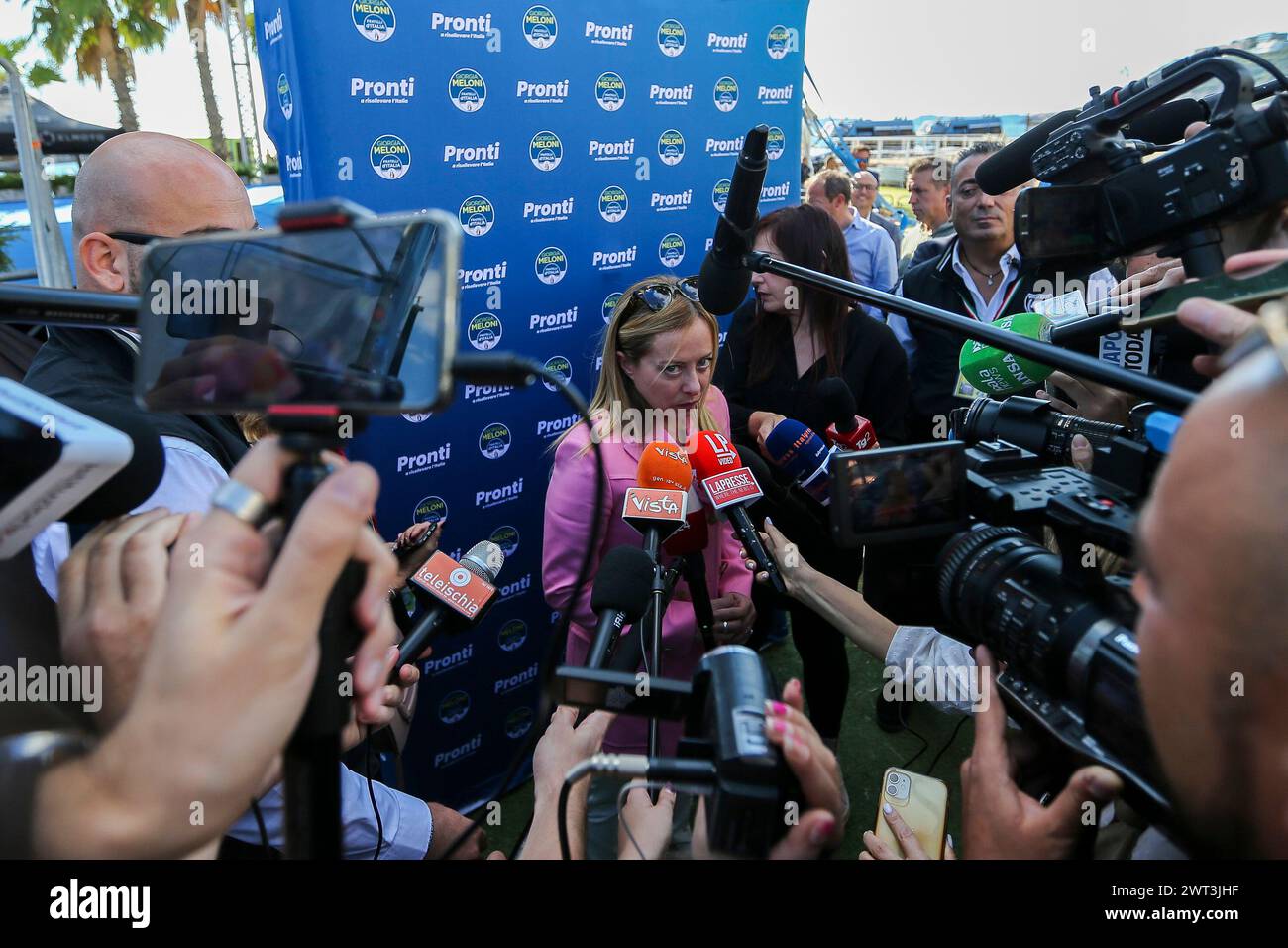 Giorgia Meloni, die politische Führerin der Brüder Italiens, spricht während der Wahlreise in Neapel mit Journalisten für die italienische Politik Stockfoto