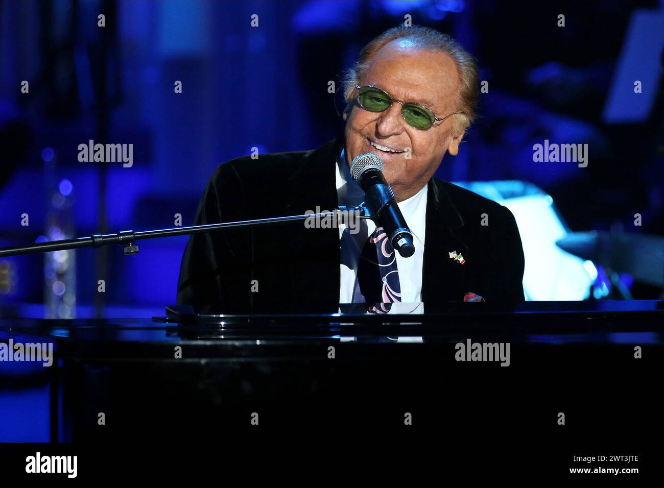 Der Sänger und Moderator Renzo Arbore während der TV-Show Una Storia Da Cantare im Rai-Auditorium in Neapel. Stockfoto