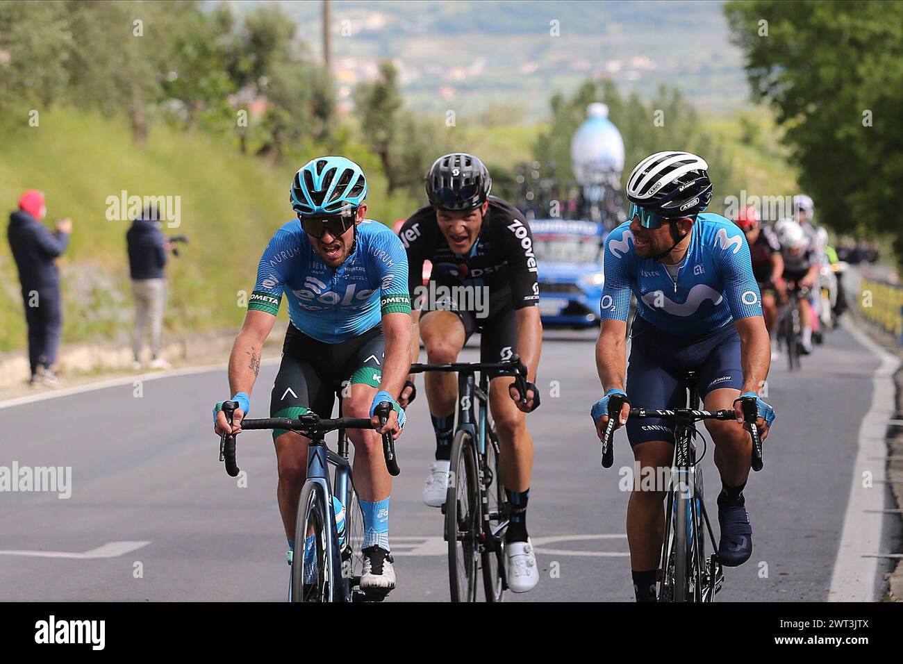 Der Radfahrer Francesco Gavazzi vom Eolo-Kometa Cycling Team mit Nikias Ardnt vom DSM Team und Nelson Oliveira vom Movistar Team Stockfoto