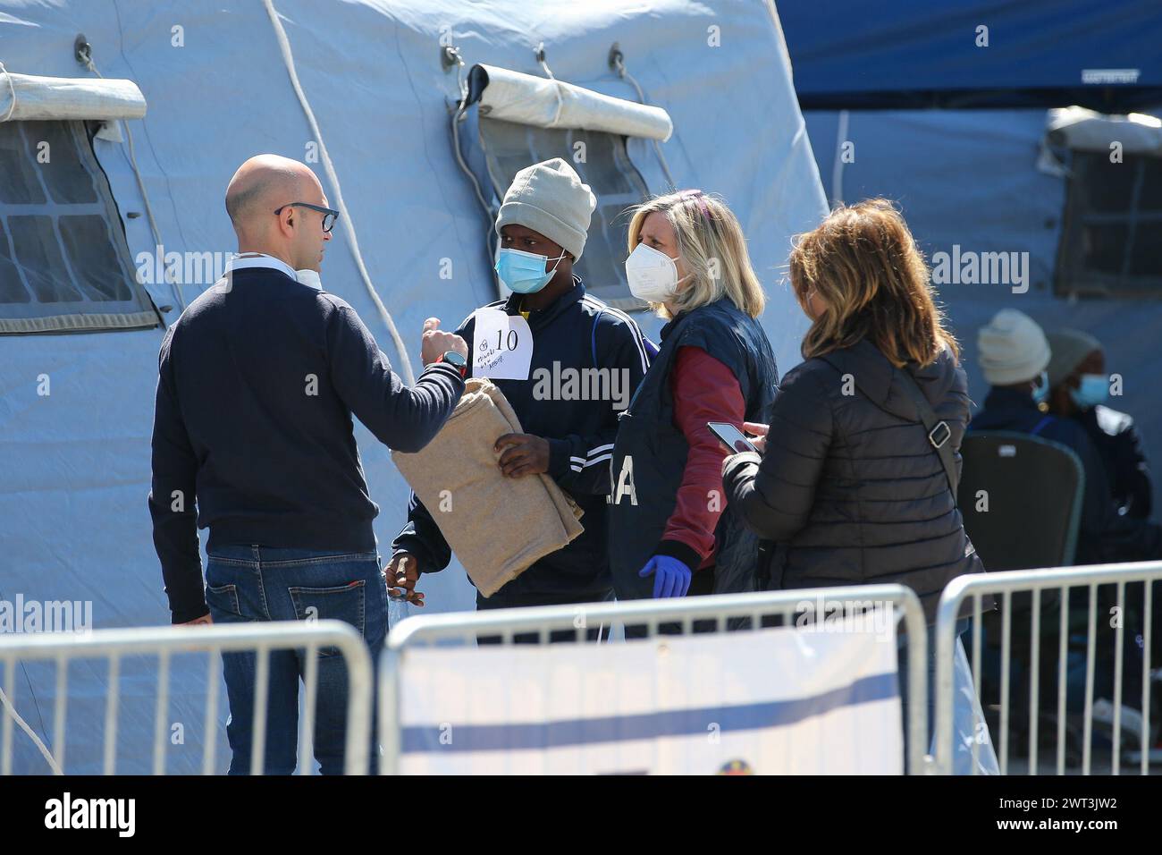 Ein Migrant während der Kontrollen, nachdem er in Neapel von Bord gegangen ist, vom Rettungsschiff Geo Barents, nachdem er vor einem Schiffbruch im Mittelmeer gerettet wurde Stockfoto