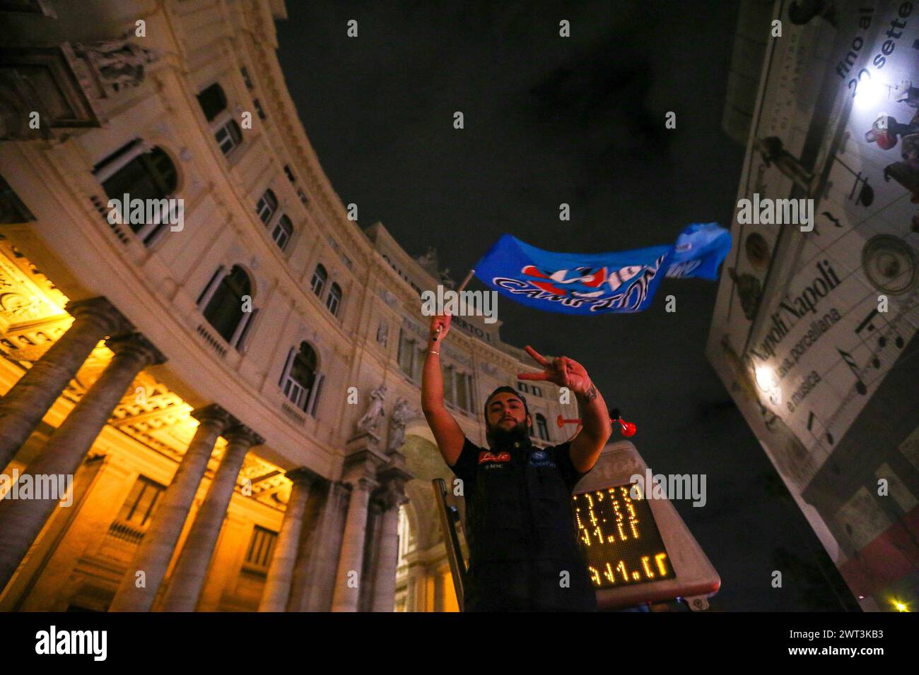 Napoli-Fußballfan feiert den Sieg des italienischen Pokals, gewann 4 zu 2 gegen Juventus, nahe dem San Carlo Theater. Stockfoto