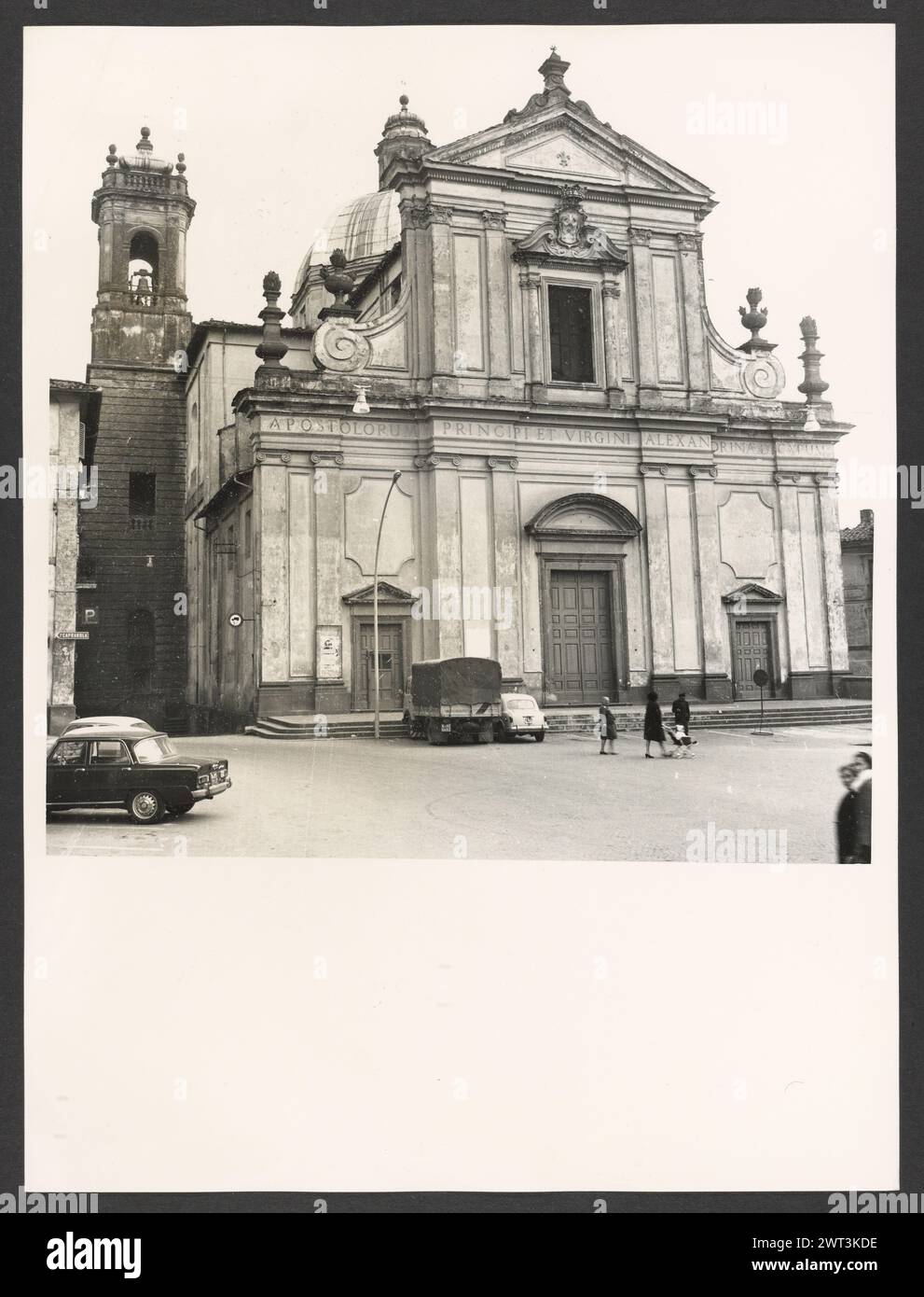 Lazio Viterbo Ronciglione Ss. Pietro e Caterina. Hutzel, Max 1960-1990 postmittelalterliche Architektur, Skulptur, Tabernakel, Malerei, Deckenfresken. Der Dom ist ein barockes Gebäude nach einem Entwurf von Pietro da Cortona. Die Fassade wurde im 17. Jahrhundert von Carlo Rainaldi (1671–1695) renoviert, und der campanile wurde 1734 hinzugefügt. Auf einem Queraltar befindet sich ein Triptychon des Erlösers, das Christus, die Jungfrau und den Heiligen Johannes darstellt. Das Triptychon von Gabriele di Francesco von Viterbo stammt aus dem 15. Jahrhundert. Direkt über dem Altar befindet sich ein Gemälde der Himmelfahrt von Francesco Tre Stockfoto