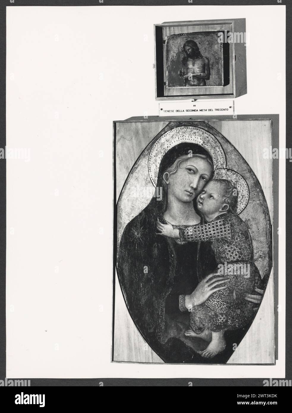 Umbria Perugia Perugia Galleria Nazionale dell'Umbria1. Hutzel, Max 1960-1990 Ansichten von umbrischer Malerei und Skulptur. Der in Deutschland geborene Fotograf und Gelehrte Max Hutzel (1911–1988) fotografierte in Italien von den frühen 1960er Jahren bis zu seinem Tod. Das Ergebnis dieses Projektes, von Hutzel als Foto Arte Minore bezeichnet, ist eine gründliche Dokumentation der kunsthistorischen Entwicklung in Italien bis zum 18. Jahrhundert, darunter Objekte der Etrusker und Römer sowie frühmittelalterliche, romanische, gotische, Renaissance- und Barockdenkmäler. Die Bilder werden nach geografischer Region in Italien und dann nach Provinz geordnet Stockfoto