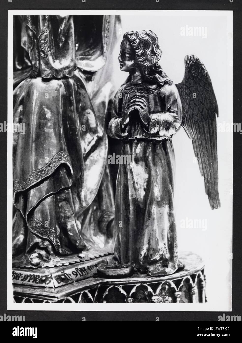 Abruzzen L'Aquila Castelvecchio Subequo S. Francesco, Museum1. Hutzel, Max 1960-1990 Reliquien, Prozessionskreuzstatuen (15. Jahrhundert), darunter eine silberne Madonna und Kind mit Engeln, Skulptur, einschließlich Holzstatue Christi, und Fresken Römische Skulpturenfragmente, Bronzeskulpturen, Bronzeskulpturen, Eisenschwert, römische Münzen der in Italien geborene Fotograf und Gelehrte Max Hutzel (1911–1988) fotografierte in den frühen 1960er Jahren bis zu seinem Tod. Das Ergebnis dieses Projekts, von Hutzel als Foto Arte Minore bezeichnet, ist eine gründliche Dokumentation der kunsthistorischen Entwicklung in Italien bis zum 18t Stockfoto