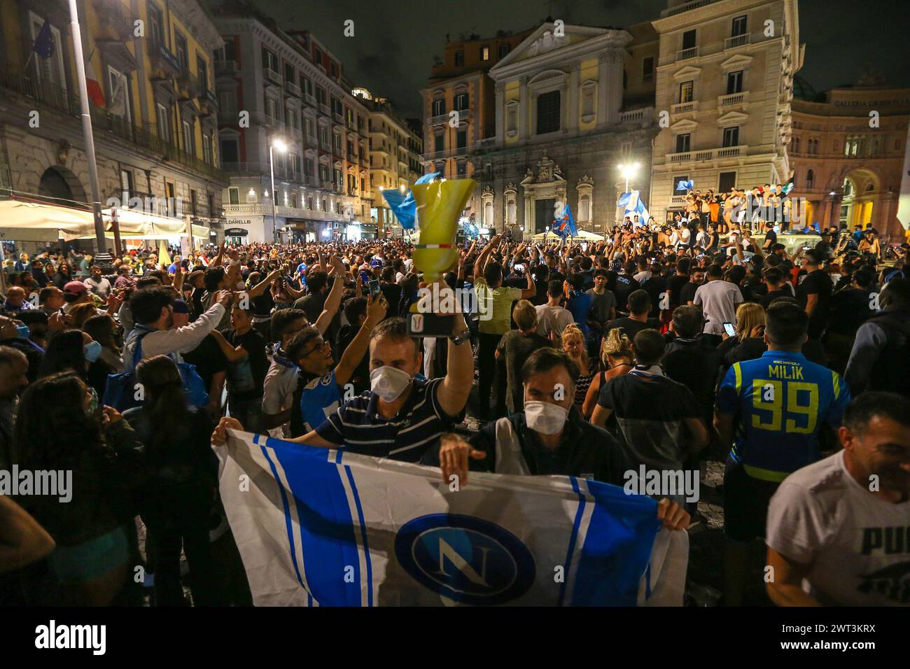 Die Fußballfans aus Neapel feiern den Sieg des Italienischen Cups, der mit 4 zu 2 gegen Juventus auf dem Plebiscito Platz gewonnen wurde. Stockfoto