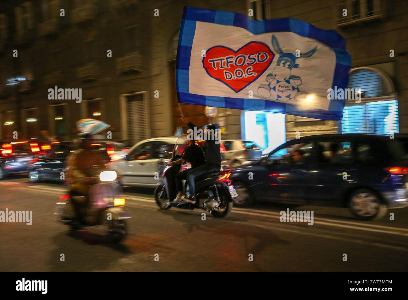 Die Fußballfans Napoli feiern den Sieg des Italienischen Pokals, der mit 4 zu 2 gegen Juventus in einer Straße von Neapel mit einem Roller gewonnen wurde. Stockfoto