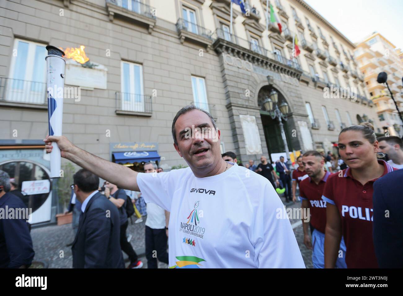 Der Bürgermeister von Neapel, Luigi de Magistris, trägt die Fackel der Universiade von 2019 als ersten Fackelträger der Stadt. Stockfoto