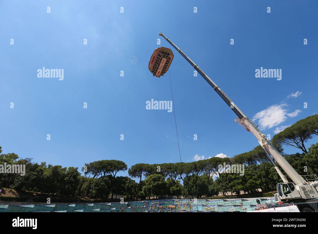 Blick auf „Dinner in the Sky“, eine 50 Meter über dem Boden abgehängte Plattform, in Neapel in der Mostra d'Oltremare, auf der 22 Menschen Lebensmittel vorspeisen Stockfoto