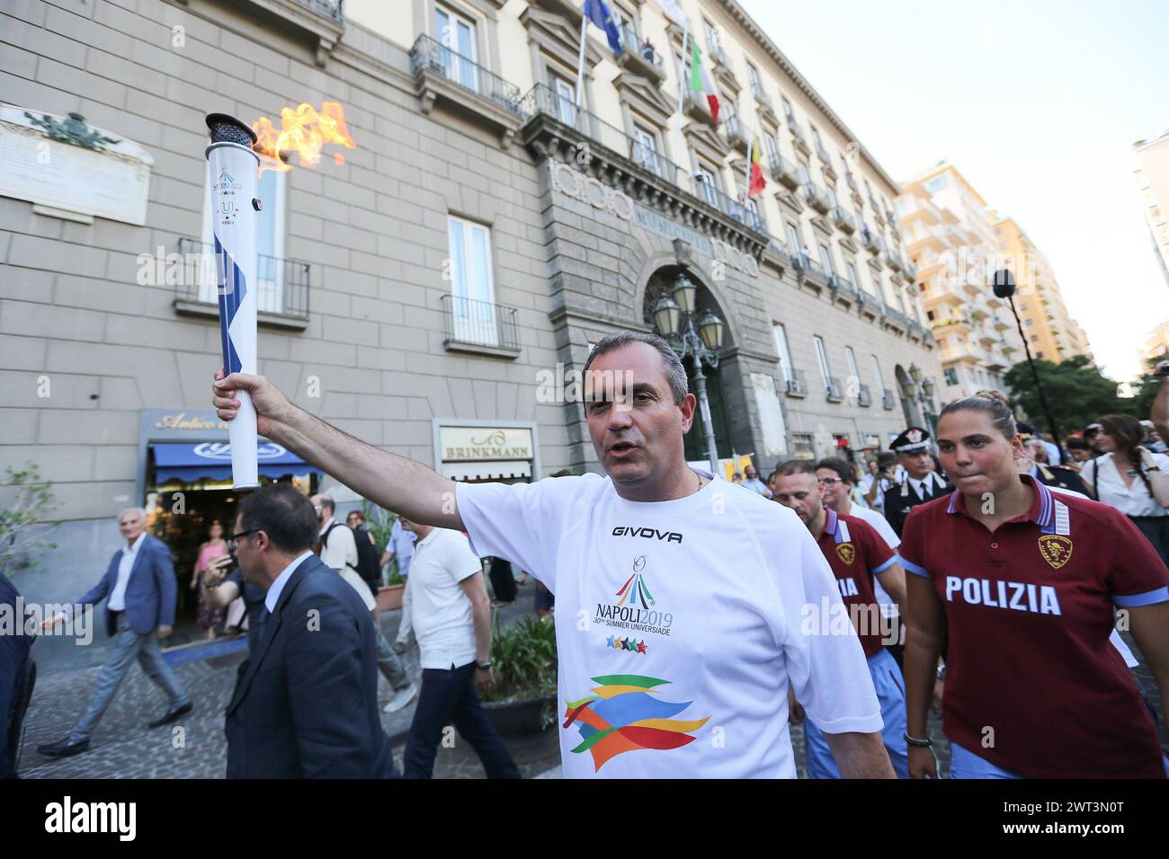 Der Bürgermeister von Neapel, Luigi de Magistris, trägt die Fackel der Universiade von 2019 als ersten Fackelträger der Stadt. Stockfoto