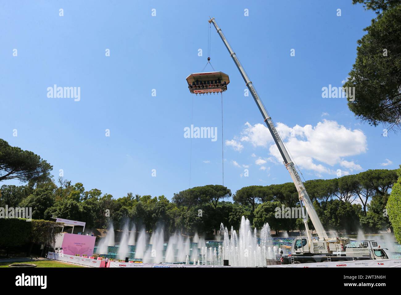 Blick auf „Dinner in the Sky“, eine 50 Meter über dem Boden abgehängte Plattform, in Neapel in der Mostra d'Oltremare, auf der 22 Menschen Lebensmittel vorspeisen Stockfoto