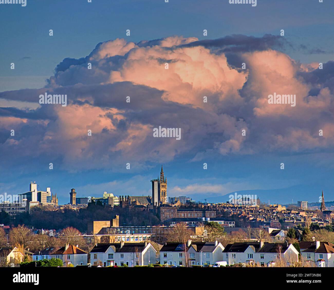 Glasgow, Schottland, Großbritannien. 15. März 2024: UK Weather: Regen in der Stadt sah stürmische Wolken über der West End Skyline. Credit Gerard Ferry/Alamy Live News Stockfoto