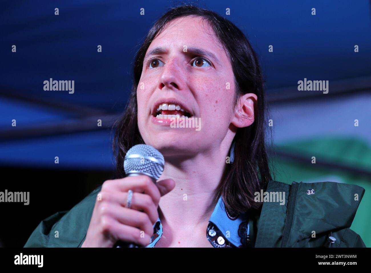 Die Sekretärin der Demokratischen Partei, Elly Schlein, während einer Kundgebung für die Kommunalwahlen in Marcianise. Stockfoto