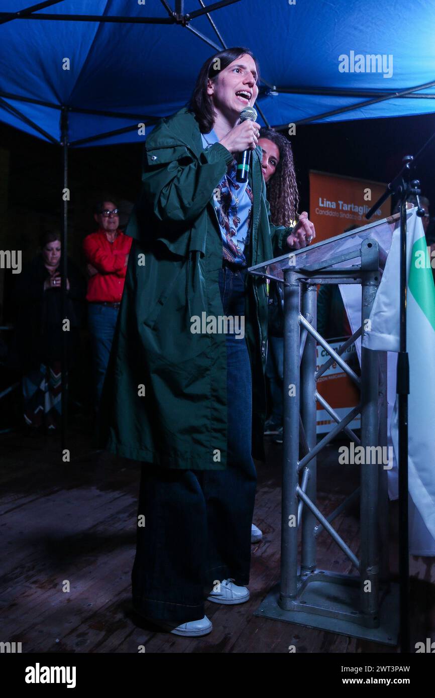 Die Sekretärin der Demokratischen Partei, Elly Schlein, während einer Kundgebung für die Kommunalwahlen in Marcianise. Stockfoto